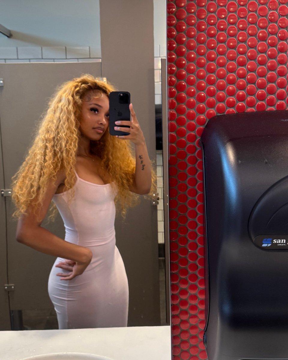 Drianarenae's tweet image. I don’t be knowing where to put my other hand in pictures lmao😭