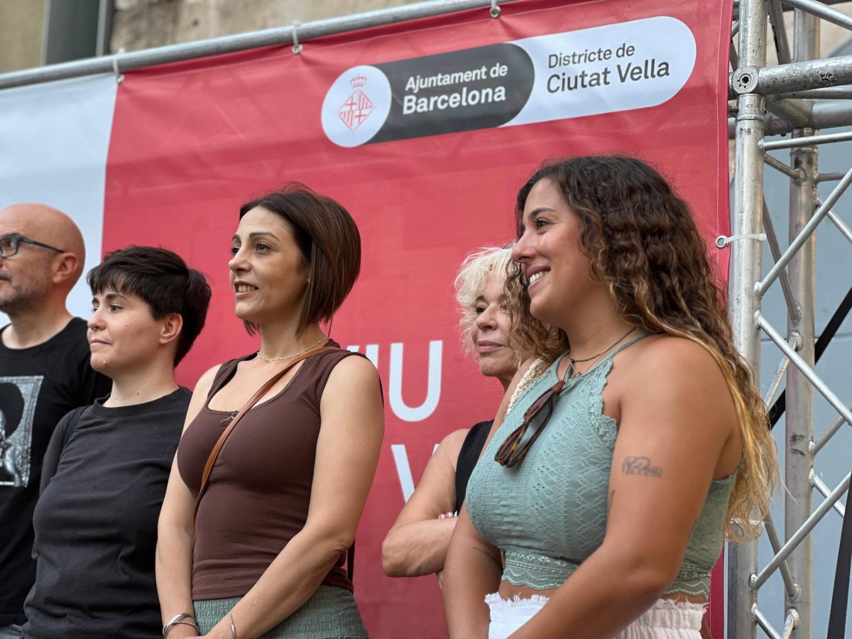 🎉 Un dels projectes que hem pactat als pressupostos de districte ja és una realitat: el C/Sant Antoni Abat ja és de plataforma única:  més espai per als vianants, més seguretat i un Raval més digne.

🚀Continuem transformant Ciutat Vella al servei del veïnat @erc_bcn_vella ✊