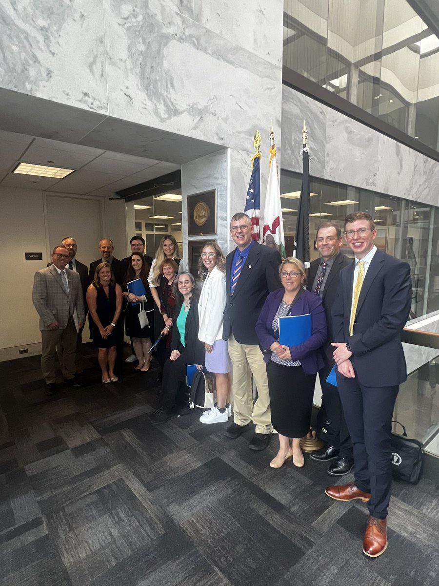 AVMACAN's tweet image. So many meetings, so little time.
AVMA President Dr. Sandra Faeh & the Illinois delegation met with @SenatorDurbin, @SenDuckworth, @RepBost , @RepNikkiB, @CongressmanRaja, @RepLaHood, @RepMaryMiller, @RepMikeQuigley, @repdeliaramirez, @RepSchneider, & @RepUnderwood. #AVMAFlyIn