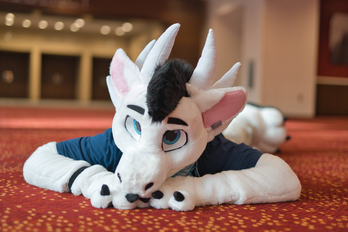 Trouble? Maybe. Tempting? Definitely. #FursuitFriday 
<a href="/TitokuDragon/">Tito'ku 🇩🇪🔜 EAST</a>