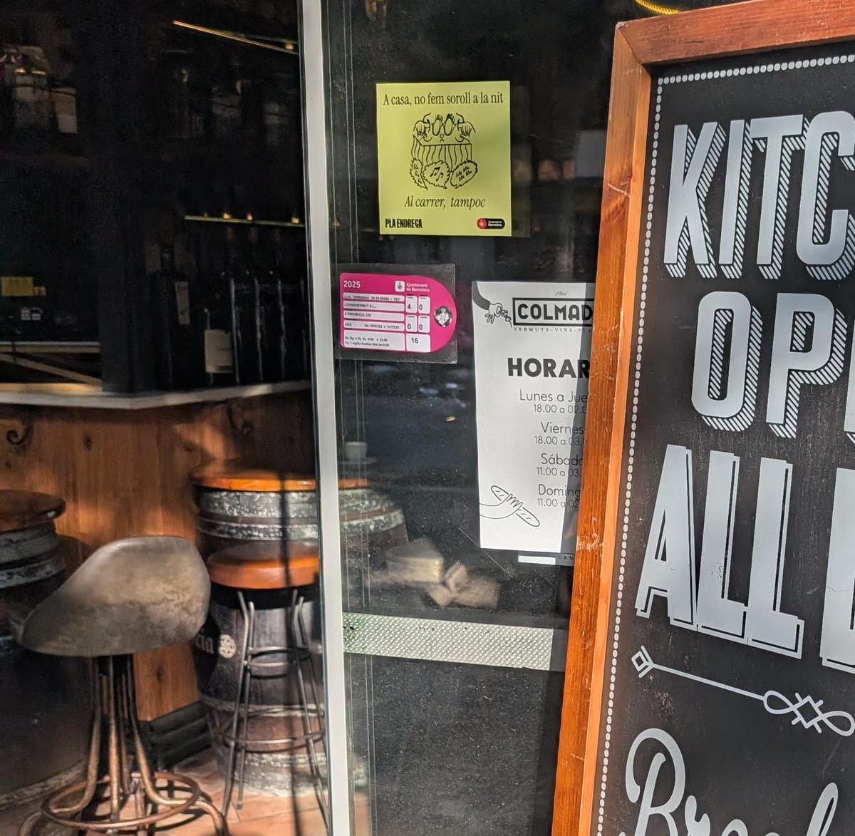 Així funciona el departament de llicències de l’Eixample

Bar Colmado (EG 56). Després de dos anys fent negoci amb una terrassa il·legal, de ser denunciats pels veïns de la finca per sorolls, i d’haver destrossat la façana, avui obtenen el seu premi: nova llicència de terrassa