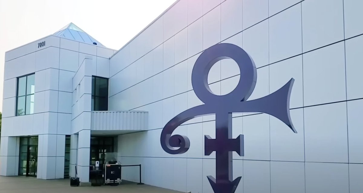 TheRoot's tweet image. Take a Peek Inside Paisley Park, Prince’s Mansion and Creative Studio dlvr.it/TM0FVw