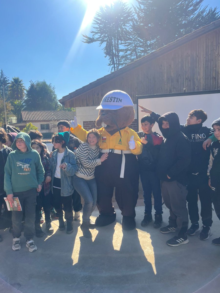 conaf_ohiggins's tweet image. Llegamos hasta la Escuela Ciruelos de Pichilemu para compartir con la comunidad escolar, presentar una charla y una actividad de educación ambiental y prevención de incendios forestales, junto a Forestín