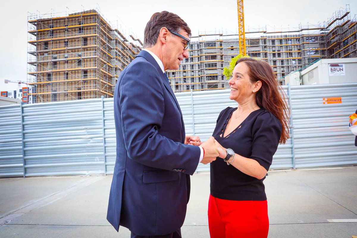 Con la alcaldesa <a href="/inesreygarcia/">Inés Rey</a>, he visitado el Ayuntamiento de A Coruña y la promoción de viviendas públicas Obra Xuxán, un claro ejemplo de prosperidad compartida y de política de acceso a la vivienda, que permitirá que A Coruña avance. Muchas gracias por vuestra acogida.
