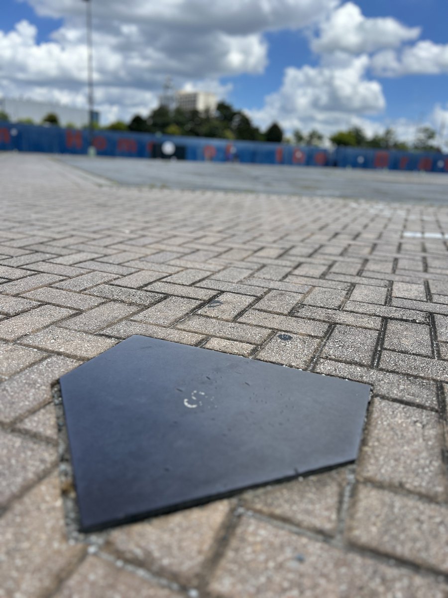Next stop is the old Fulton County Stadium site and part of the wall that HR 715 flew over.

🧵…