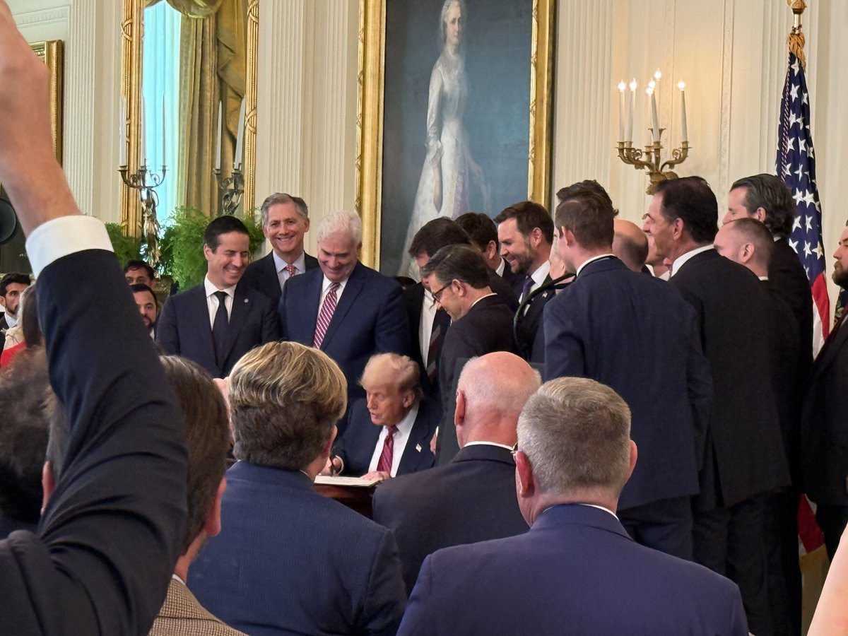 leelaughs5x's tweet image. President signs!!!  Happy stablecoins day!!