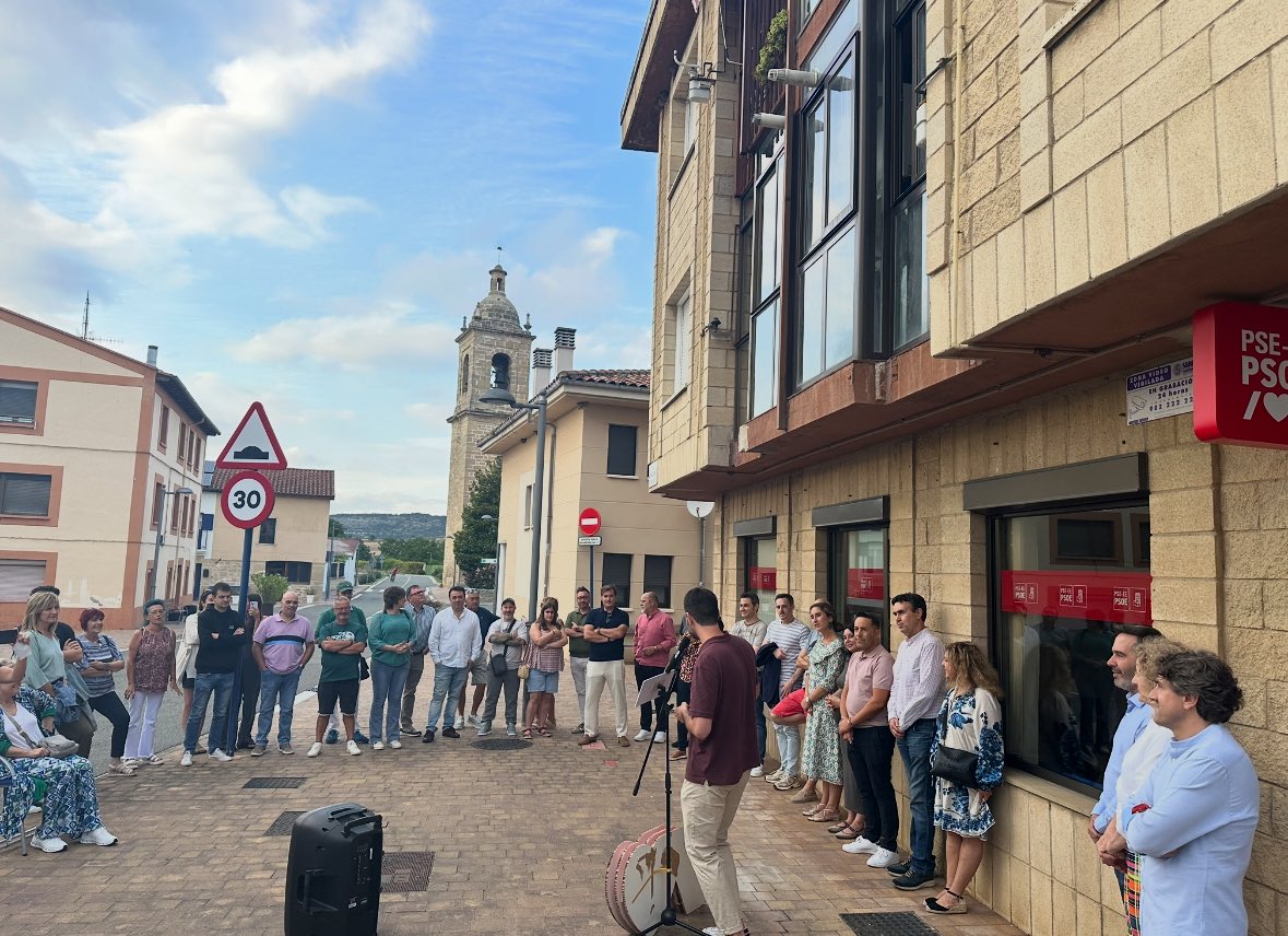 Hoy, junto a los compañer@s del <a href="/psealava/">PSE-EE Álava</a> y <a href="/PseRiojAlavesa/">PSE-EE Rioja Alavesa Arabako Errioxako PSE-EE /❤️</a> en el 20 aniversario de la agrupación de <a href="/PseRiberaBaja/">PSE-Ribera Baja/Erriberabeitia</a> 
Zorionak compañer@s y a por muchos más, las agrupaciones locales, los militantes y simpatizantes sois los que hacéis grande al <a href="/PSOE/">PSOE</a>.
Os debemos todo.
#Seguimos