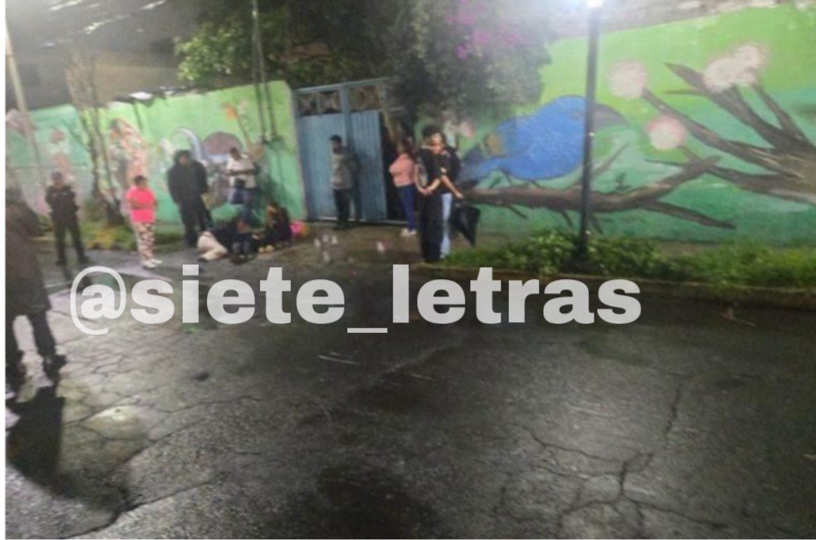 siete_letras's tweet image. Matan a mujer que llevaba juicio contra el abusador de su hijo:
Neira López Pamela tenía un proceso contra el presunto abusador sexual de su hijo. Horas antes del #feminicidio había tenido audiencia.
Un sujeto le disparó al llegar a su casa en @Alc_Iztapalapa.