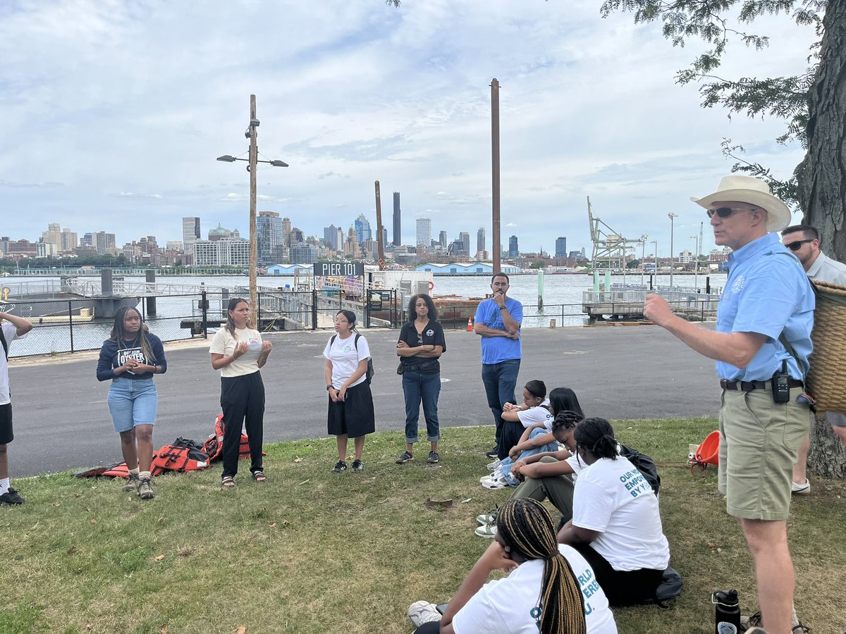 SUNYChancellor's tweet image. Talk about an immersive experience! It was wonderful to join students from @sunyesf’s Timbuctoo Institute for an oyster gathering activity on the final day of their program alongside @BPHACaucus Chair @SolagesNY. The Timbuctoo Institute leaves a clear impact on these students.…