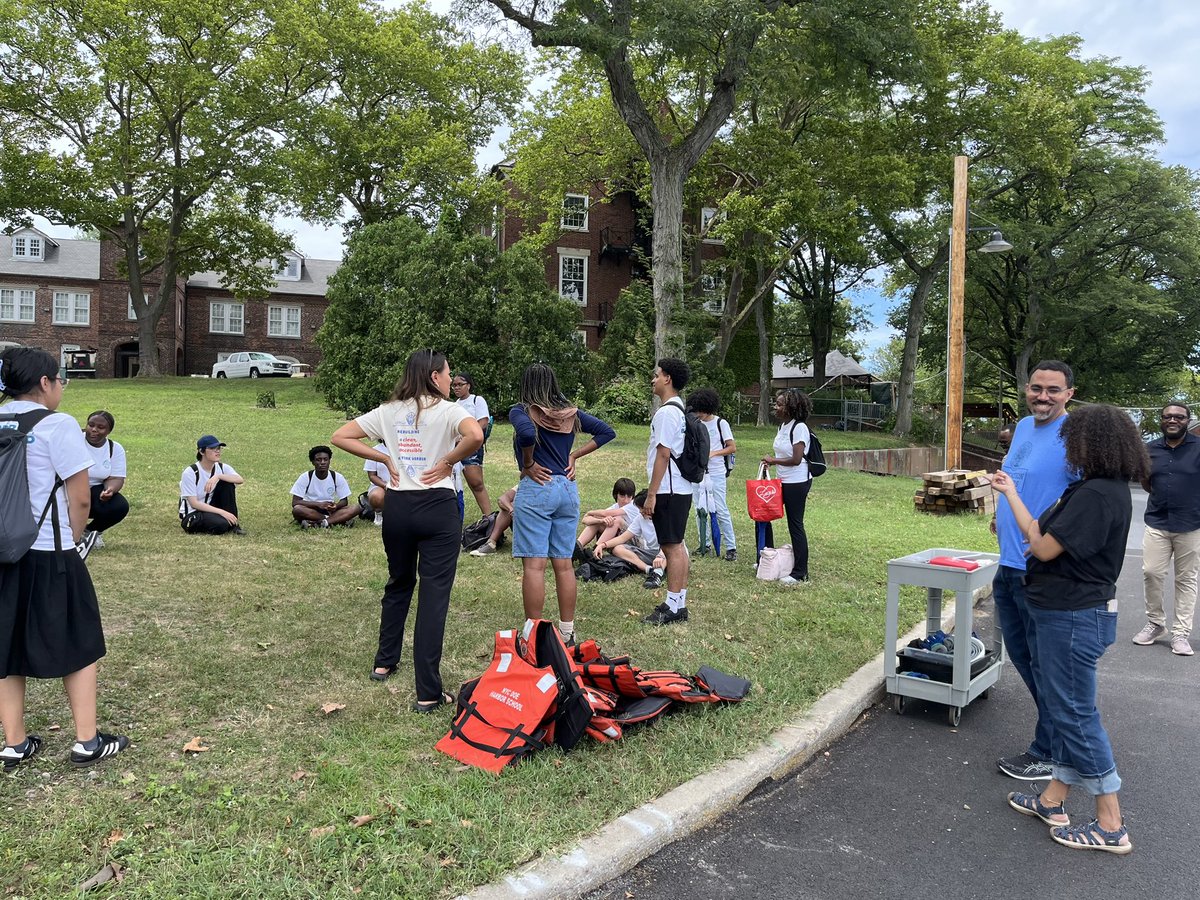 SUNYChancellor's tweet image. Talk about an immersive experience! It was wonderful to join students from @sunyesf’s Timbuctoo Institute for an oyster gathering activity on the final day of their program alongside @BPHACaucus Chair @SolagesNY. The Timbuctoo Institute leaves a clear impact on these students.…