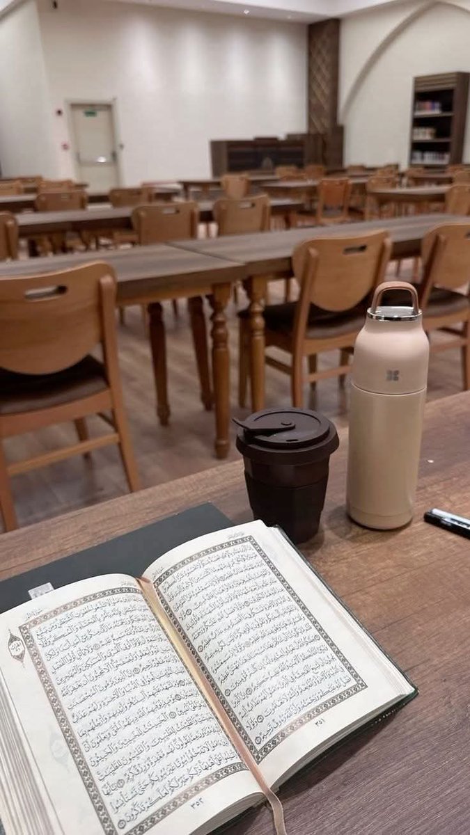 اسمعي  الكلمتين دول منى 👌👌

اللي بتحفظ القرآن داخله على طريق طويل…
طريق فيه تعب، ونسيان، وخوف، ومراجعة.

من أصعب اللحظات في طريق الحفظ:
إنك تراجع وجه كنت حافظه بإتقان…
 لكن تلاقي نفسك ناسيه!

-١-