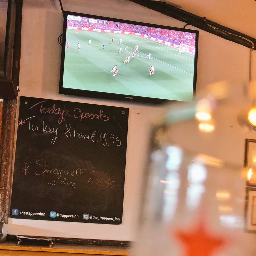 RemiCrameri's tweet image. Heute doppelter #Fussball-Abend: Während meine Frau und Sohn live im Deacy Park Stadion das Cupspiel Galway United vs Tolka Rovers schauen, bin ich mit meiner Tochter im Pub in der Nähe und wir halten die Stimmung für die 🇨🇭 am Viertelfinalspiel #ESPSUI hier in Galway 🇮🇪 hoch!