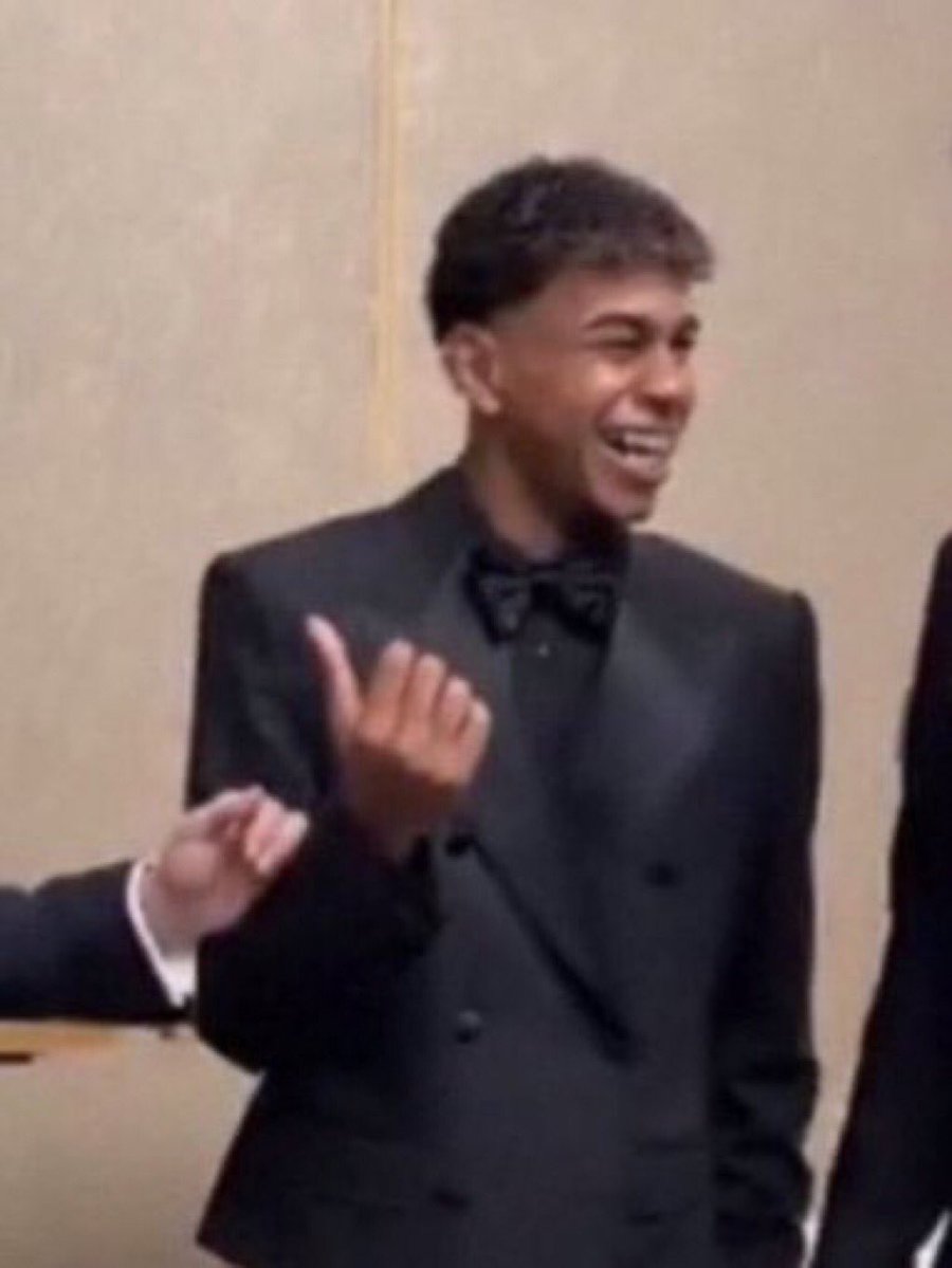 def_Macho_Utd's tweet image. Random Guy: Nobody de comot for this party till I see my phone
Me and my bro: