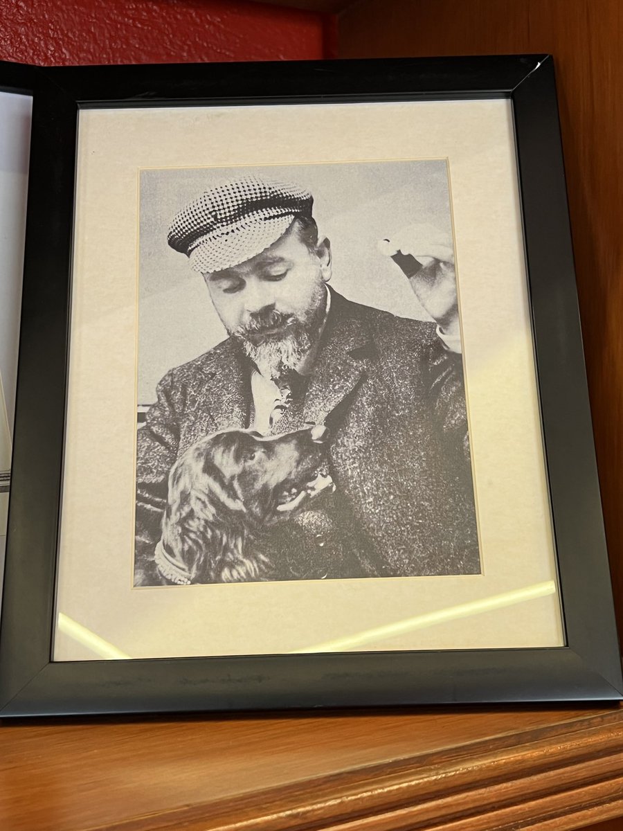 Cuauhtemoc_1521's tweet image. #Sabíasque la adorada mascota del arquitecto italiano Adamo Boari de nombre Aida quedó inmortalizada en el mármol de la fachada del magnífico Palacio de Bellas Artes? Era de raza Setter inglés y se cuenta que la perrita acompañó al arquitecto durante el diseño y parte de la…