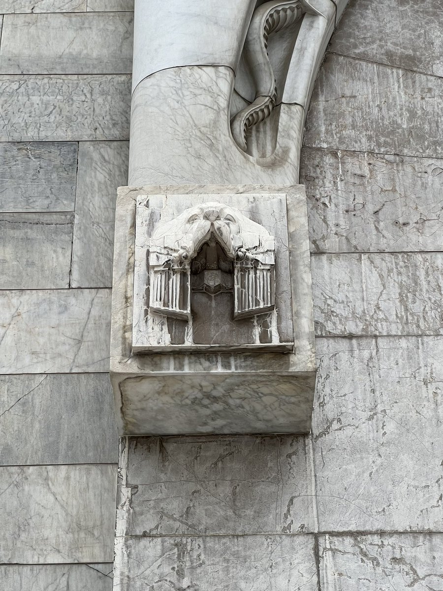 Cuauhtemoc_1521's tweet image. #Sabíasque la adorada mascota del arquitecto italiano Adamo Boari de nombre Aida quedó inmortalizada en el mármol de la fachada del magnífico Palacio de Bellas Artes? Era de raza Setter inglés y se cuenta que la perrita acompañó al arquitecto durante el diseño y parte de la…