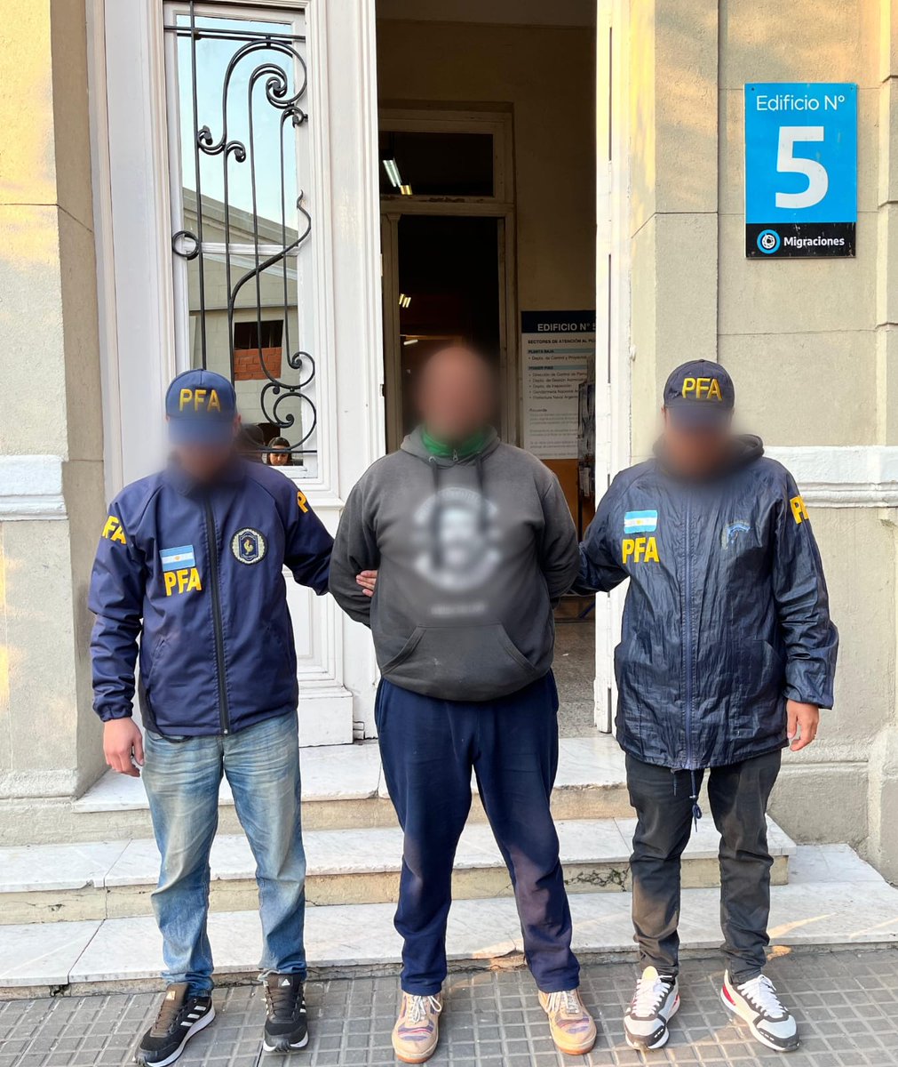 PatoBullrich's tweet image. EXTRANJERO QUE DELINQUE SE VA
Este uruguayo, con múltiples causas penales, fue expulsado del país por el DFI de la PFA.
Con la nueva ley migratoria no hay lugar para delincuentes.
Ley, orden y seguridad para todos los argentinos.