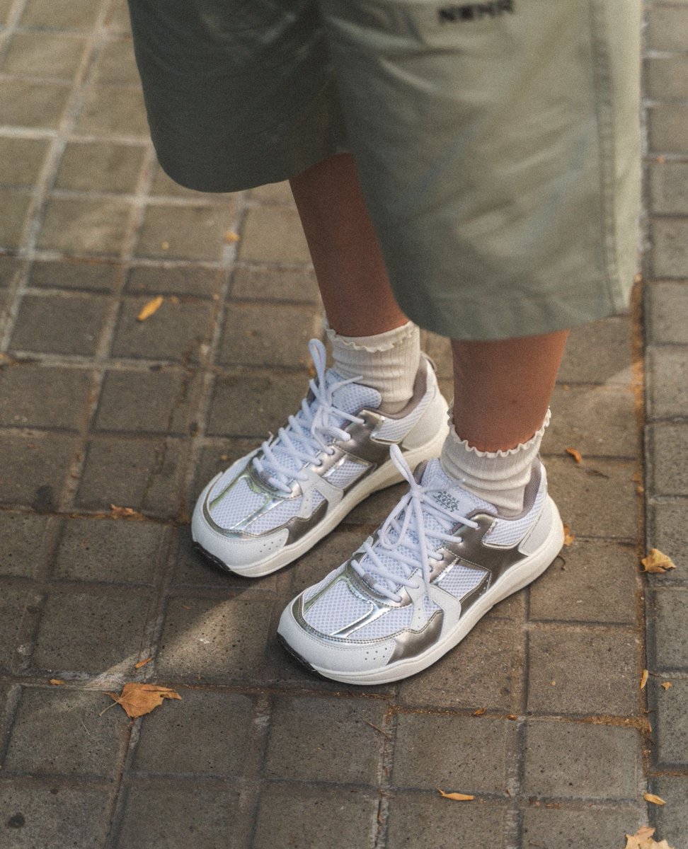 Street_Archive's tweet image. NWHR x Ohne Project – “Retroform 2000”
Not for hype—built for movement. Handmade, vegan, 2000s-inspired runners that just make sense.
StreetArchive.com

#NWHR #OhneProject #Retroform2000 #SneakerDrop #Y2KRunner #FootwearDesign #MadeInSpain #StreetArchive