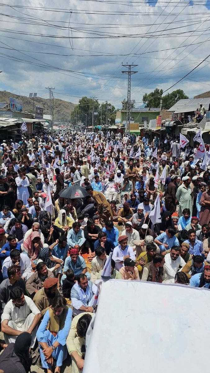 QabaieliSaher's tweet image. Thousands of people get together in Pakhtunkhwa and Qabaili regions. Pashtun Olasi/Public upraising in Mohmand , kuram and in Waziristan belts against the so-called military operations and violations of human rights by security forces . 
@HamidMirPAK 
@LindaWesson 
#wewantpeace