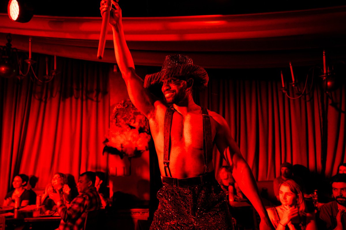 Sequined suspenders never looked so good. ❤️‍🔥
thecancan.com/shows/dolly-20…