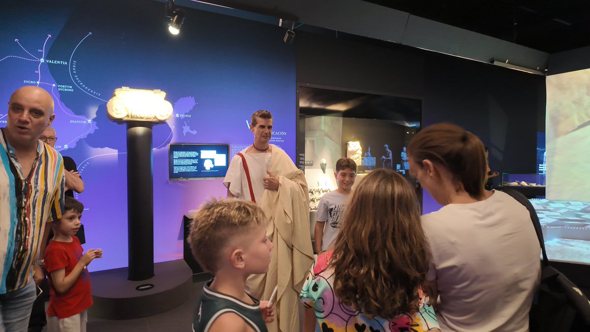 Nos gusta mucho encontrarnos a <a href="/HispaniaRomana/">Hispania Romana</a> paseando por las salas de “Ciudades de Luz”, hoy por la celebración de la #NocheEnBlancoMARQ