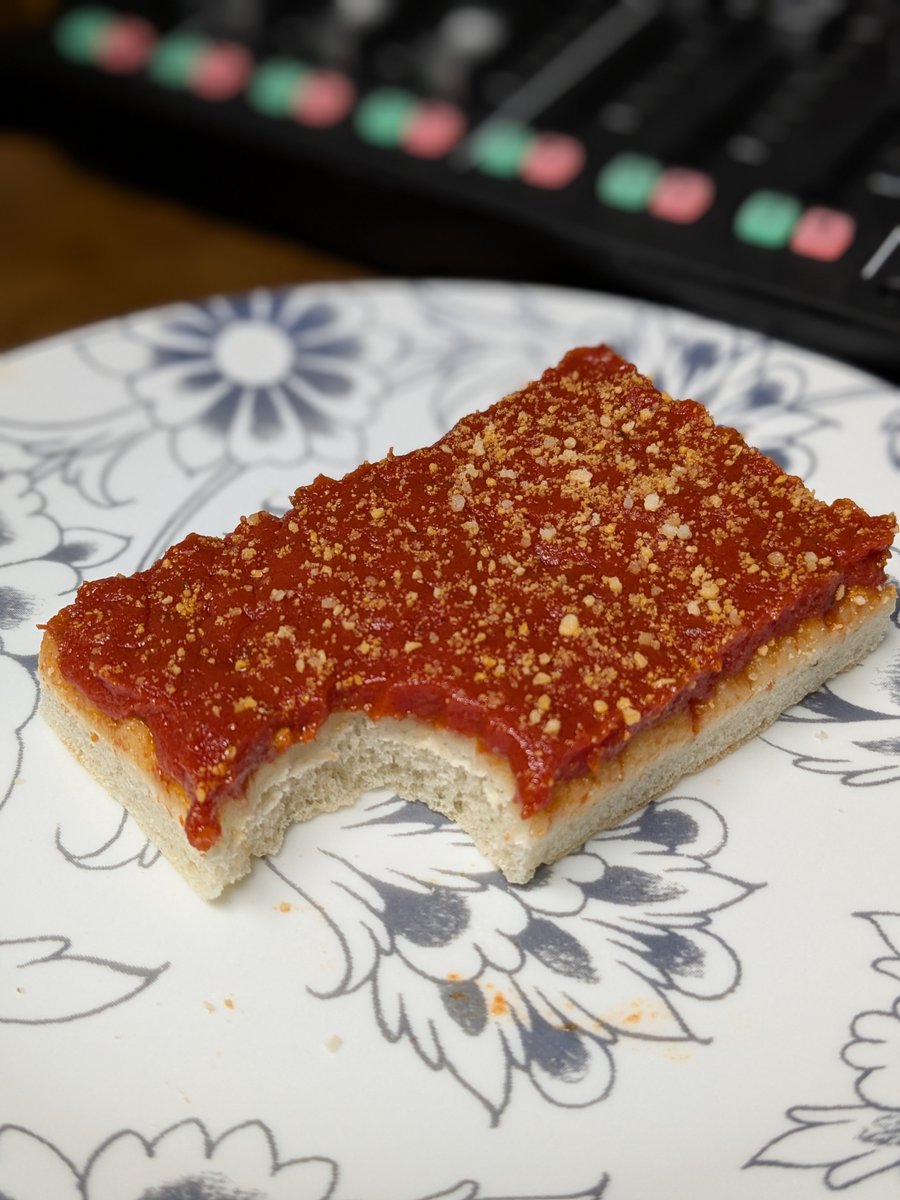 IHateRyanDavid's tweet image. Philly tomato pie. 

Fuckin&apos; A.