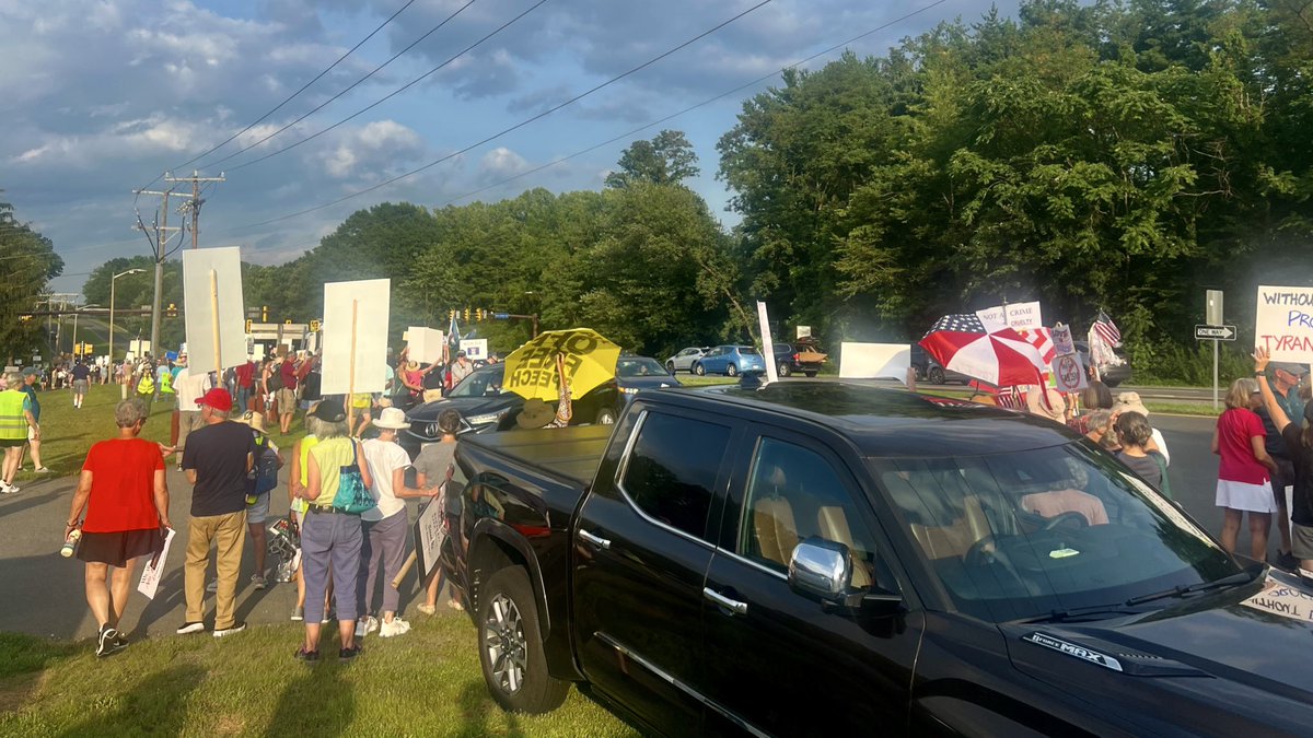 JamesWalkinshaw's tweet image. Five years ago, we lost a giant—Rep. John Lewis. His courage, clarity, and unwavering faith in our democracy still guide us.
Yesterday, I joined community members in Fairfax to honor his legacy by making #GoodTrouble and continuing the fight for a better future.