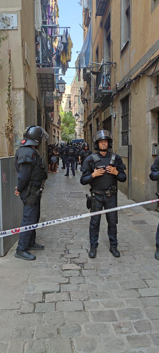 resistimalgotic's tweet image. 🚨COMUNICAT
10 menors desnonats en un dia al Gòtic.