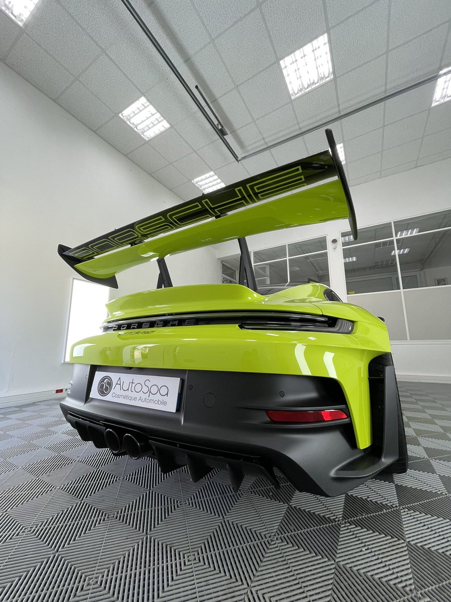 AutoSpaFR's tweet image. 💚 Relooking PPF pour cette 992 GT3 RS Acid Green ! ✨ Rénovation minutieuse et remplacement de certains éléments du film pour un rendu impeccable . Prête à briller sur la route !  #Porsche #GT3RS #PPF #AcidGreen