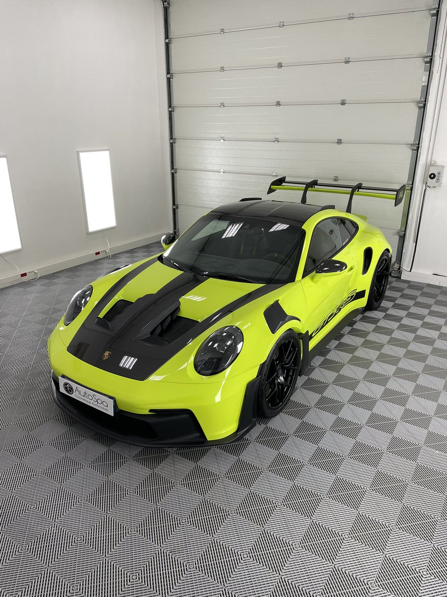 AutoSpaFR's tweet image. 💚 Relooking PPF pour cette 992 GT3 RS Acid Green ! ✨ Rénovation minutieuse et remplacement de certains éléments du film pour un rendu impeccable . Prête à briller sur la route !  #Porsche #GT3RS #PPF #AcidGreen