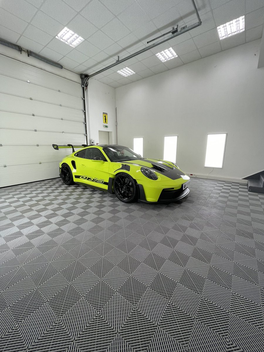 AutoSpaFR's tweet image. 💚 Relooking PPF pour cette 992 GT3 RS Acid Green ! ✨ Rénovation minutieuse et remplacement de certains éléments du film pour un rendu impeccable . Prête à briller sur la route !  #Porsche #GT3RS #PPF #AcidGreen
