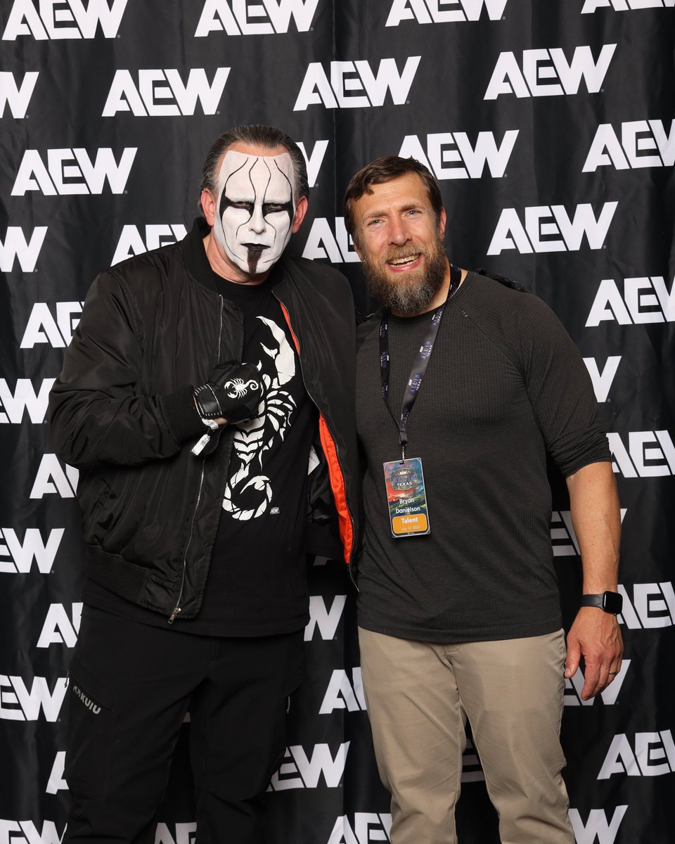 DoppelStinger's tweet image. Didn't do too many photo opps but this guy @bryandanielson is one of the best ever, so I had to! #cosplaysting #stingcosplay #yesyesyes