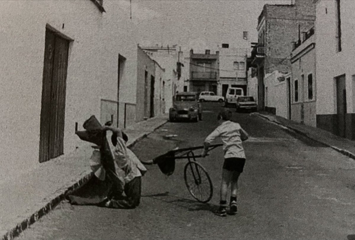 Morante, siendo un niño que apenas levantaba un palmo del suelo, jugando al toro con su primo Juan Carlos en la puerta de casa.
