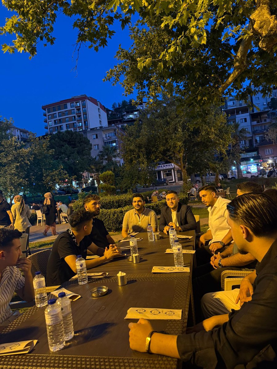 📍#MahalledeGençiz programımızın ilk durağı Sekiz Eylül Mahallesi oldu. 
Osmanlı Parkında gerçekleştirdiğimiz programa Gençlik Kolları İl Teşkilat Başkanımız Muhammed Fatih Kılıç, İlçe Gençlik Kolları Başkanımız Abdullah Çark ile birlikte genç kardeşlerimizle bir araya geldik.