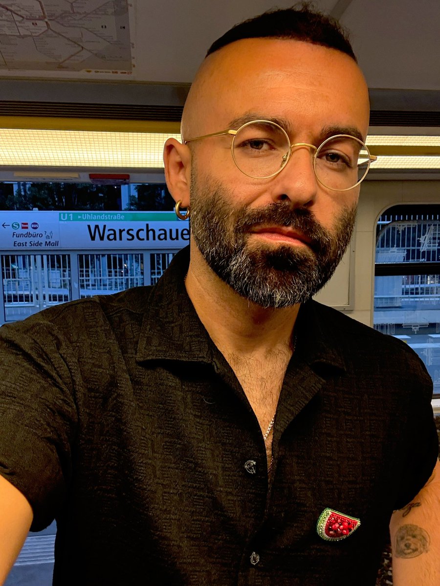 mehmedkoenig's tweet image. U3. Er, Anfang 20. Stand mehrere Minuten neben mir. „Schöne Brosche“, sagte er.
Ich: „Für Gaza. Für Palästina.”
Er ernst: „Stark. Ich wünschte, mehr würden die Solidarität offen zeigen.“
Ich: „Langsam werden’s mehr.”
Er nickte: „Gut so.”
Und wir lächelten beide. 🍉❤️