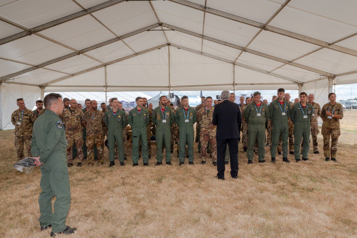 ItalianAirForce's tweet image. Fairford (UK) 🇬🇧 oggi il #CapoSMA Gen. S.A. Antonio Conserva ha incontrato il personale dell’#AeronauticaMilitare presente al Royal International
Air Tattoo
#RIAT25