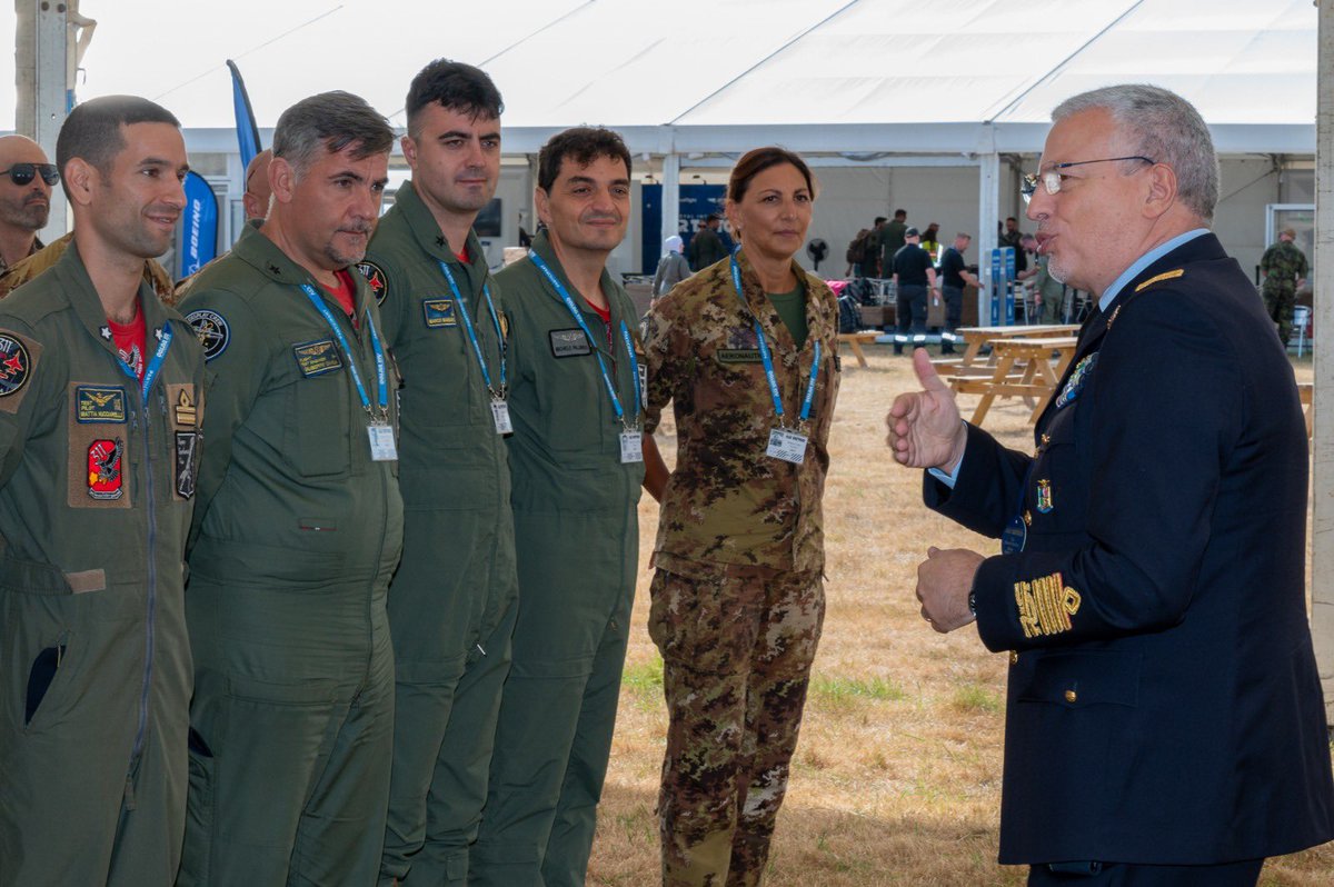 ItalianAirForce's tweet image. Fairford (UK) 🇬🇧 oggi il #CapoSMA Gen. S.A. Antonio Conserva ha incontrato il personale dell’#AeronauticaMilitare presente al Royal International
Air Tattoo
#RIAT25