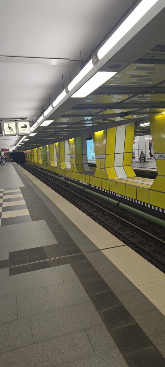 Pete_HeavyRain's tweet image. Waiting to change train it's always clean here in Hamburg