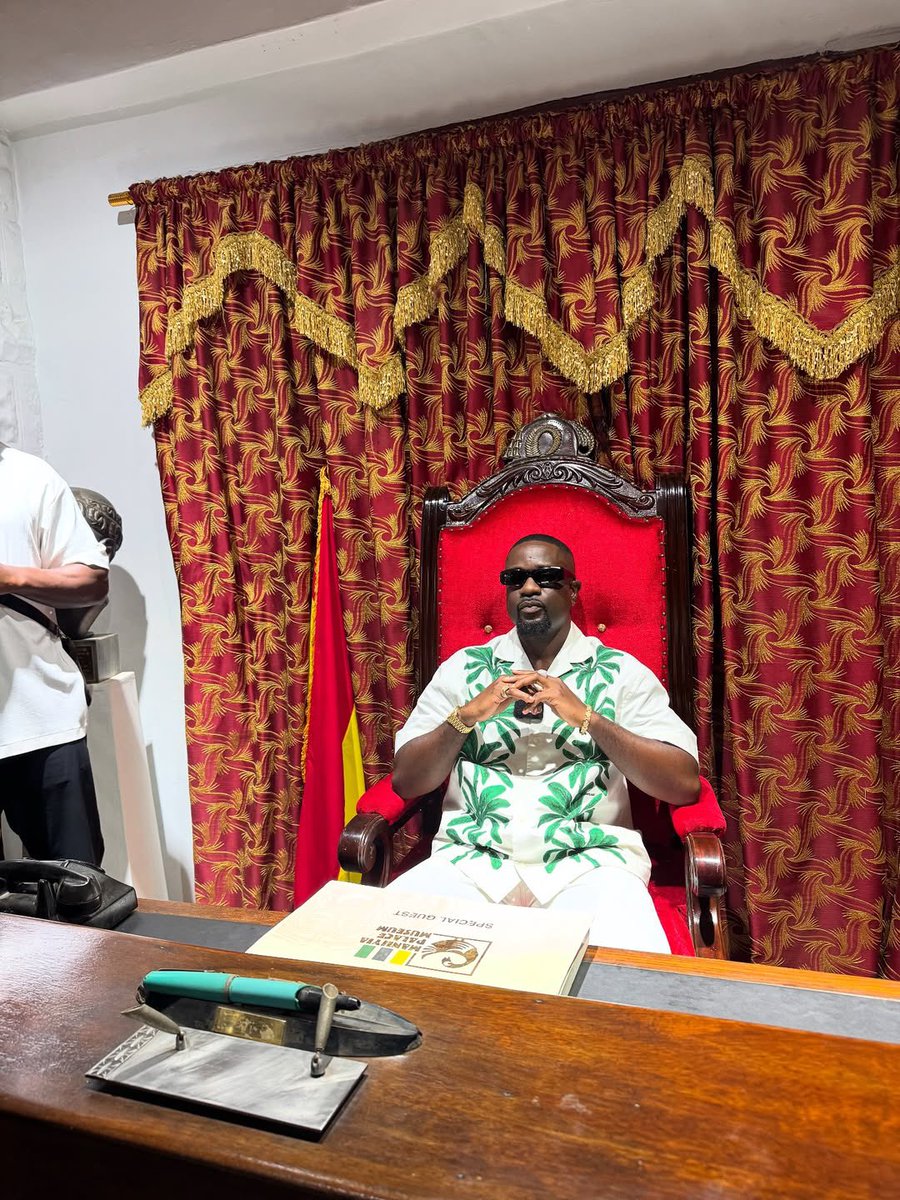 jaymanney72's tweet image. Photo : 📸 Of King Sark sign the VIP visitor’s book inside the “Manhyia Palace Museum”ahead of his courtesy call on Asantehene Otumfour Osei Tutu ||
@sarkodie ✍️