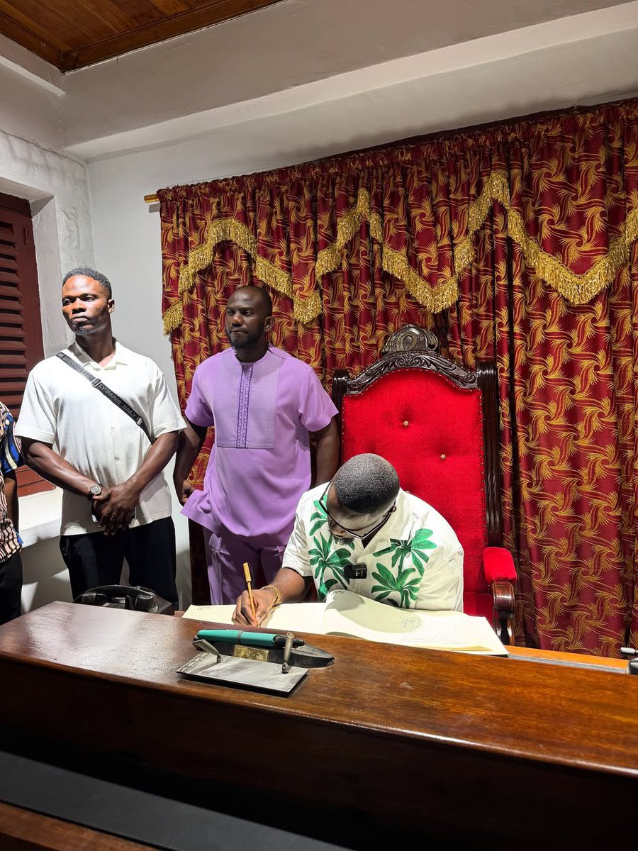 jaymanney72's tweet image. Photo : 📸 Of King Sark sign the VIP visitor’s book inside the “Manhyia Palace Museum”ahead of his courtesy call on Asantehene Otumfour Osei Tutu ||
@sarkodie ✍️