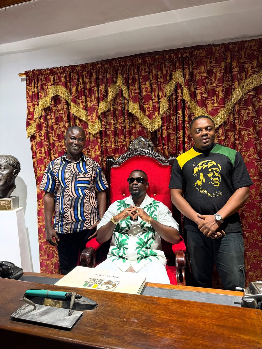 jaymanney72's tweet image. Photo : 📸 Of King Sark sign the VIP visitor’s book inside the “Manhyia Palace Museum”ahead of his courtesy call on Asantehene Otumfour Osei Tutu ||
@sarkodie ✍️