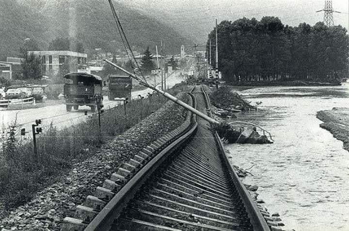 MassimoSertori_'s tweet photo. 🔴#18luglio 1987, l’inizio della devastante #alluvione in #Valtellina, che ha lasciato #ferite difficilmente rimarginabili.
38 anni fa le intense #piogge che colpirono per giorni interi, tra il 18 e il 28 luglio, i paesi della valle, causarono #frane e colate di #fango. https://t.co/TSiK0NNUXj