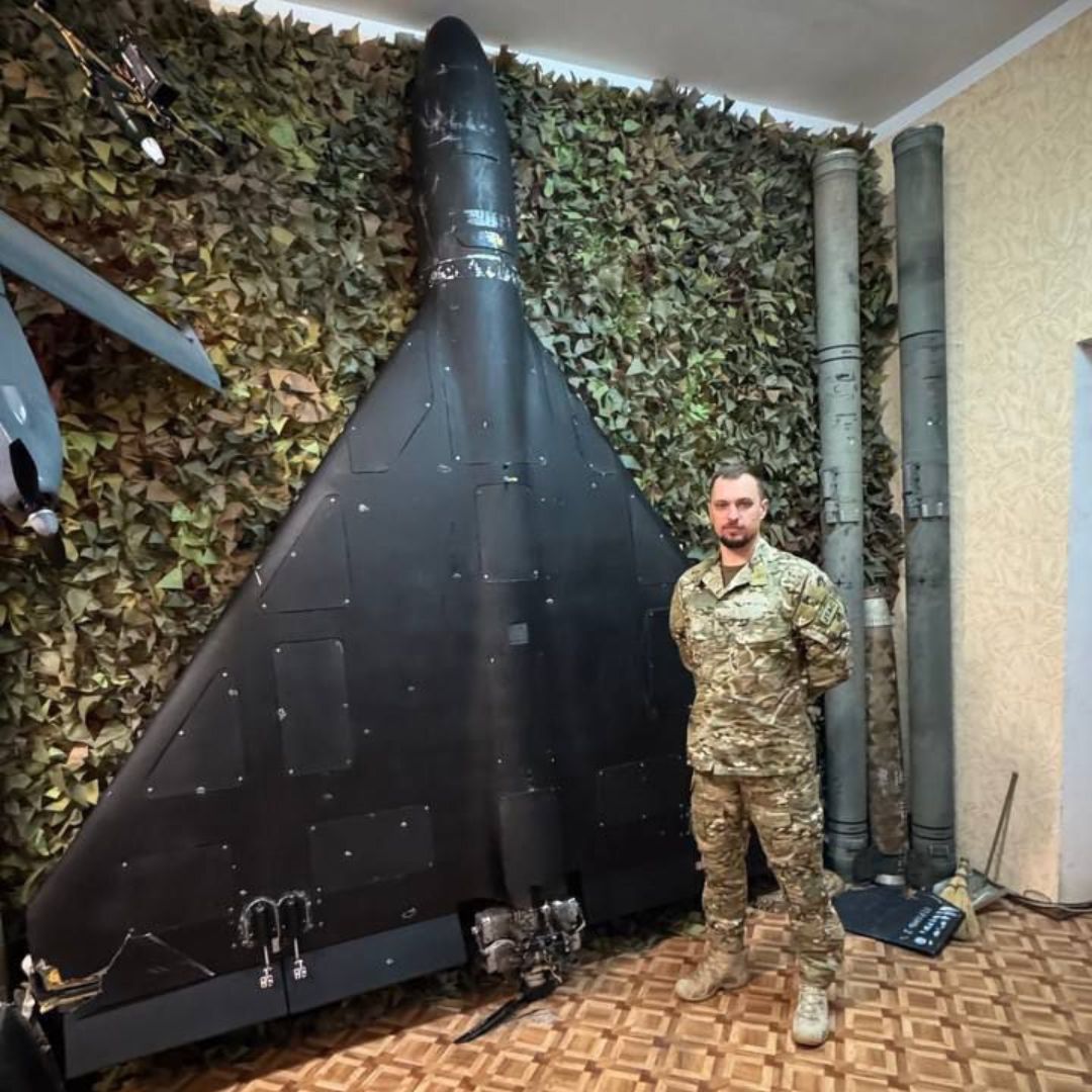EuromaidanPress's tweet photo. Russian Shaheds now carry napalm and break through Ukrainian electronic warfare systems, said Serhii “Flash” Beskrestnov, a military expert

Moscow continues to upgrade its Shahed attack drones, enhancing their warheads, engines, and EW protection 
https://t.co/4zZs1aQ6ds https://t.co/mAn5w8nRlD