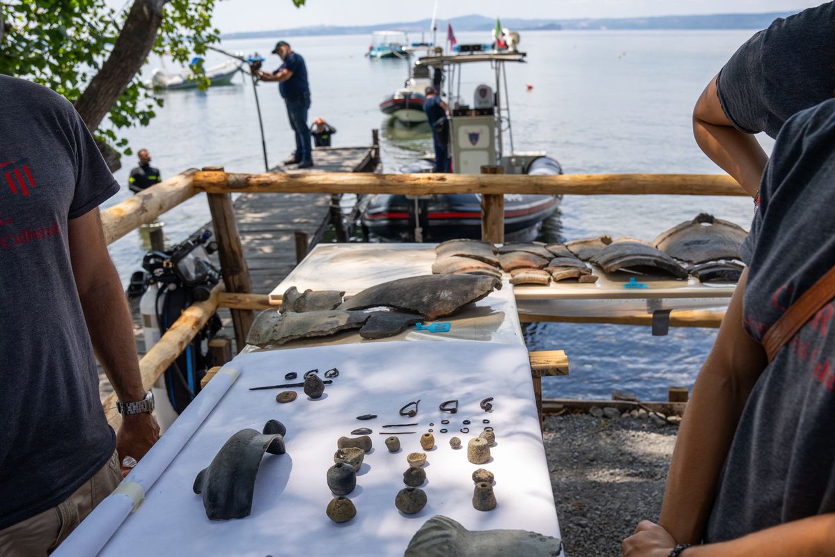 AlessGiuli's tweet image. Ieri ho inaugurato la mostra &quot;La memoria dell’acqua&quot; al Lago di Bolsena, un viaggio nella Cultura Villanoviana tra Palazzo Monaldeschi e l’Isola Bisentina. 
Il lago, ombelico del mondo, ci svela le radici etrusche e un patto tra antico e contemporaneo.