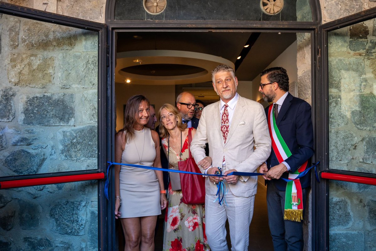 AlessGiuli's tweet image. Ieri ho inaugurato la mostra &quot;La memoria dell’acqua&quot; al Lago di Bolsena, un viaggio nella Cultura Villanoviana tra Palazzo Monaldeschi e l’Isola Bisentina. 
Il lago, ombelico del mondo, ci svela le radici etrusche e un patto tra antico e contemporaneo.