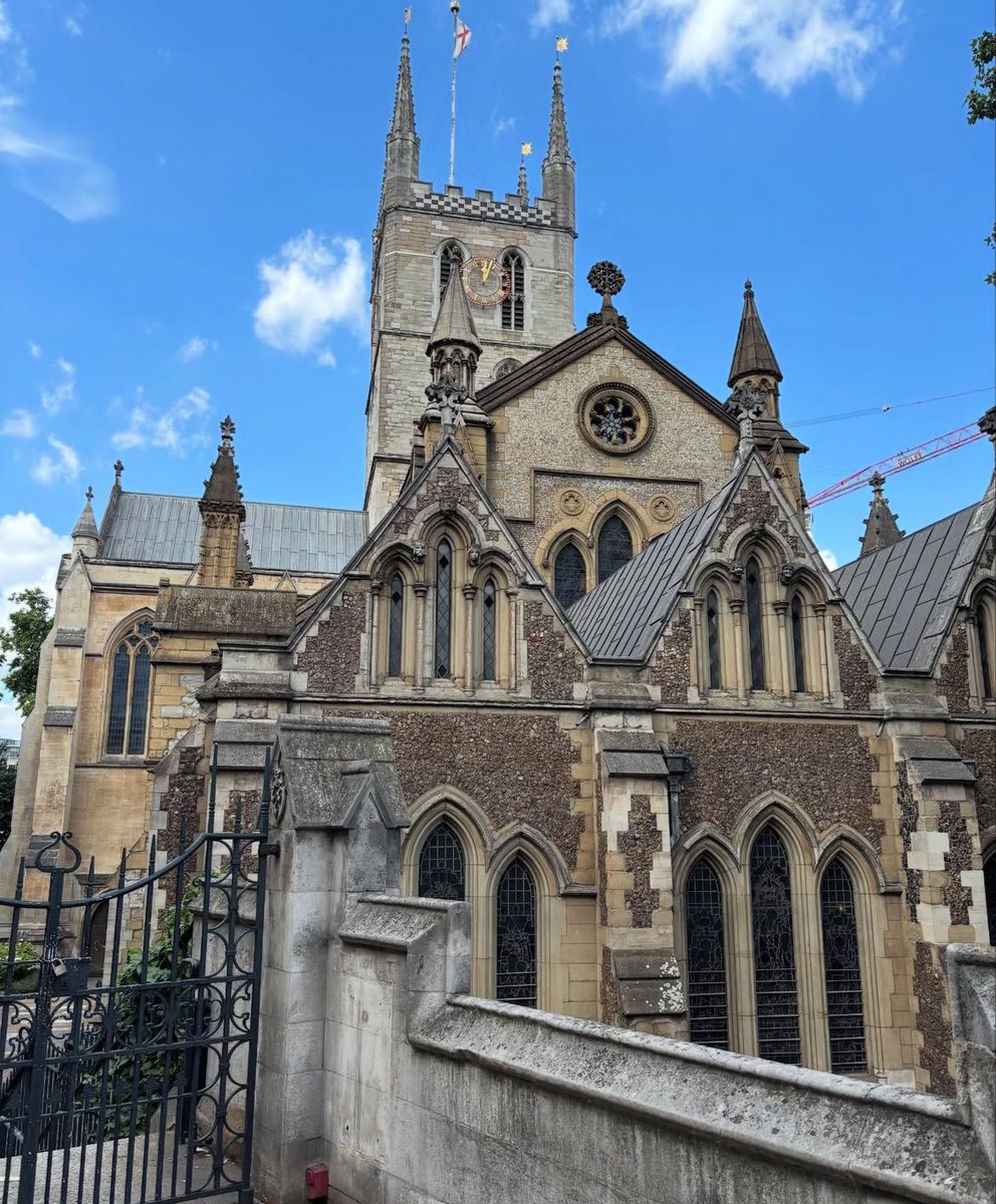 Iain_MacGregor1's tweet image. Somewhere ... in this grand cathedral ... I am giving my talk in shorts and a T-shirt as it is an OVEN. #SouthwarkHistoryFestival