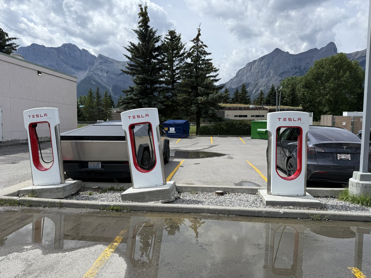 DavidMoss253's tweet image. Hello from Canmore, AB Canada
Over 6k miles down since June 28th & just came across the oddest Tesla Supercharger where some of the posts were heavily tilted lol