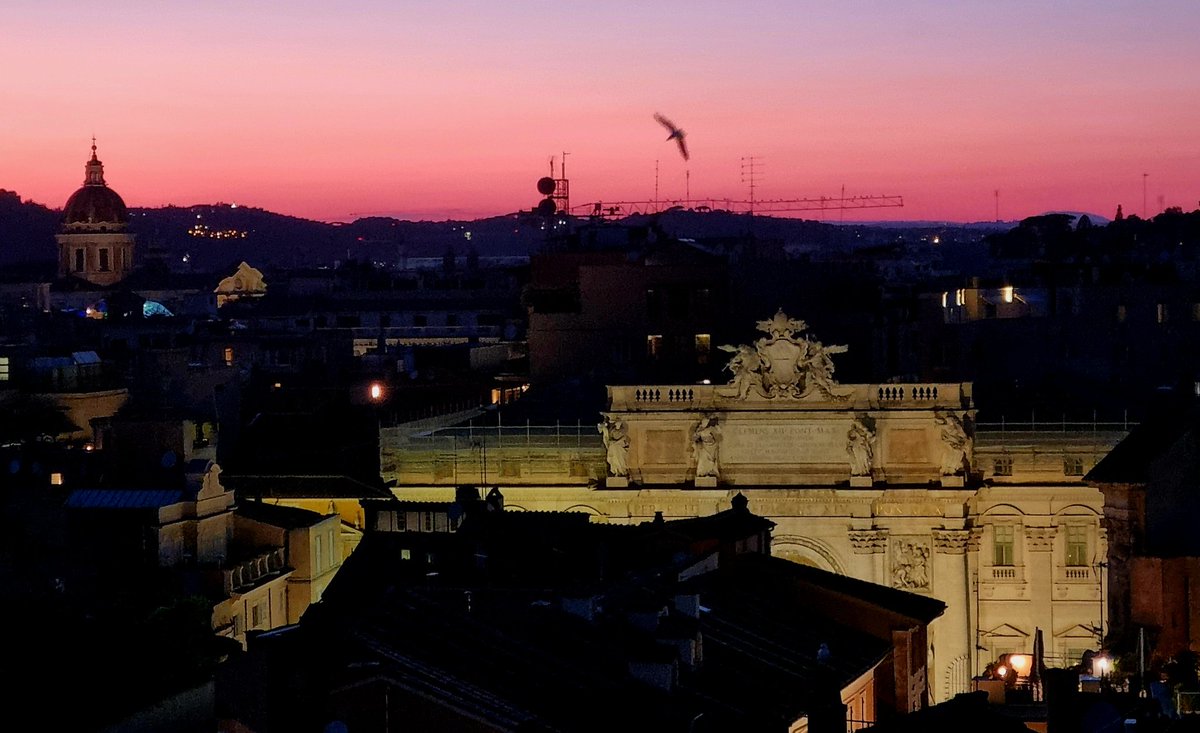Sunset over Fontana di Trevi.
Roma - Rome 🇮🇹