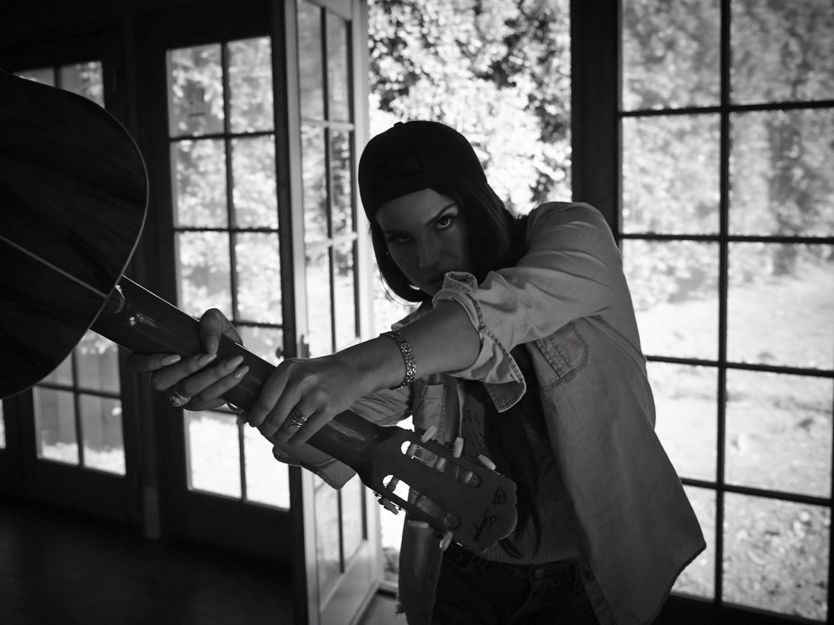 DamonClassics's tweet image. you’re hard to reach…you’re cold to touch