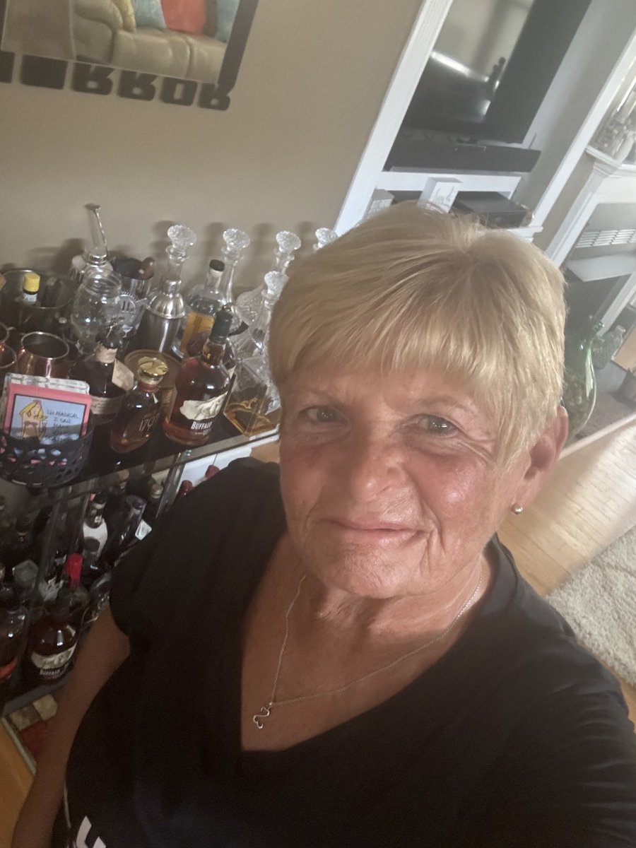 The after shower glow of a great tanning beach day - it was warm for sure 🖤💛☀️🌞🌞🌅