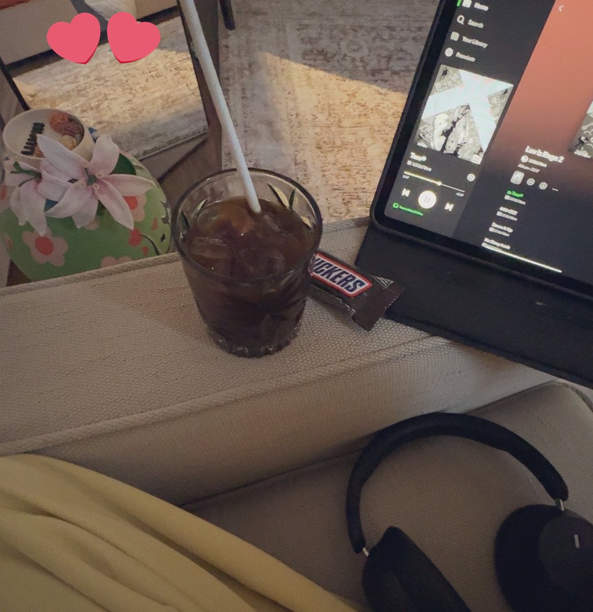 هاذي انا بغرفتي مستانسه حياتي ماوقفت يوم اكتفشت اني ولاشي عند صديقتي المفضله وانها اصلاً كانت تصرفني دايم وحاطتني احتياط
عادي هاذي الدنيا انا بس منقهره شويات على حياتي الي ضاعت